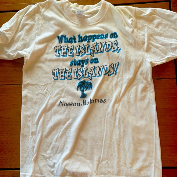 What happens on the island stays on the island‘s T-shirt NWT Medium 100% cotton - Picture 1 of 3